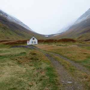 &Iacute;b&uacute;&eth;arh&uacute;si&eth; &aacute; Kald&aacute; byggt &aacute;ri&eth; 1920 &uacute;r timbri og kl&aelig;tt me&eth; b&aacute;rust&aacute;li.
Ekkert rennandi vatn n&eacute; salerni er &iacute; h&uacute;sinu.